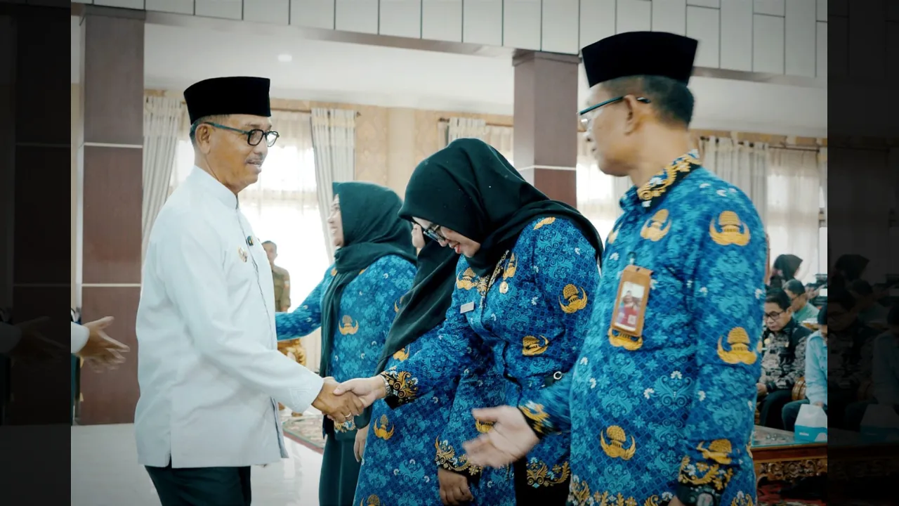 Bupati Khairunas memberi ucapan selamat kepada pejabas Solsel yang dilantik